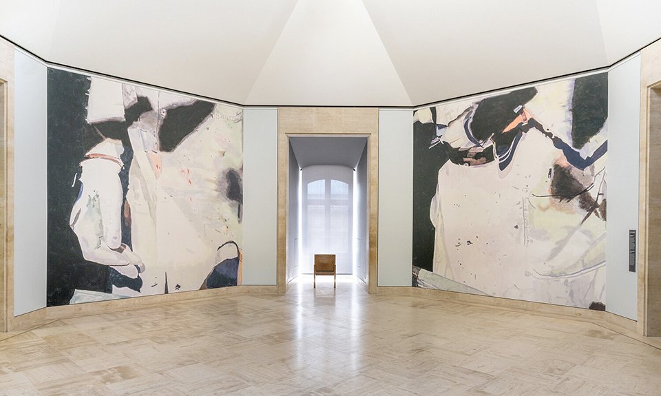 В одном из залов Лувра появились росписи современного художника