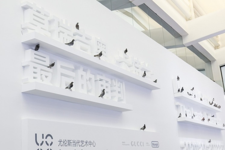 Выставка Маурицио Каттелана в Китае превратилась в вирусное явление