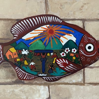 Керамическая рыба на кирпичной стене