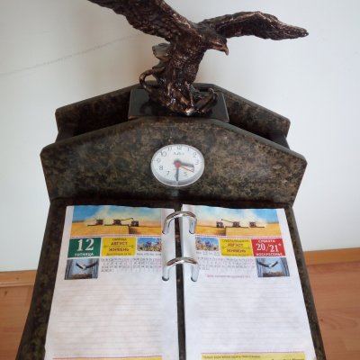 Stand under the flip calendar with eagle.