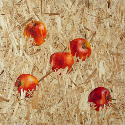 Apples in straw